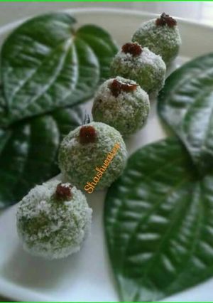 A picture of Paan coconut ladoo.