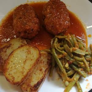 Albondigones de bonito con judías salteadas y patatas