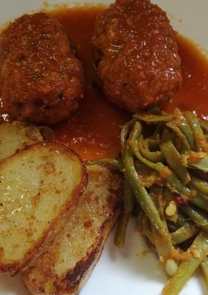 Una foto de Albondigones de bonito con judías salteadas y patatas