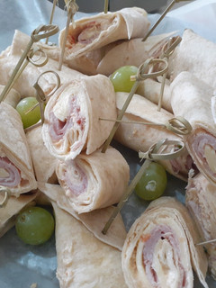 Una foto de Rollos de jamón y queso