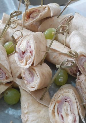 Una foto de Rollos de jamón y queso