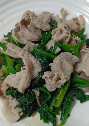 Hình của món Cải bó xôi xào thịt heo.