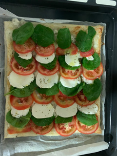 Una foto de Hojaldre caprese