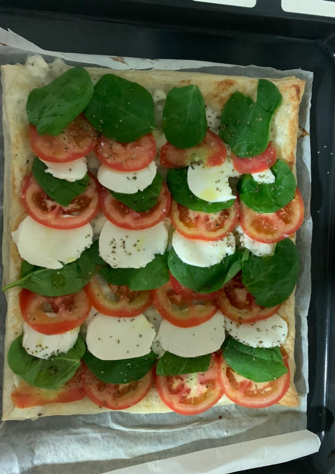 Una foto de Hojaldre caprese