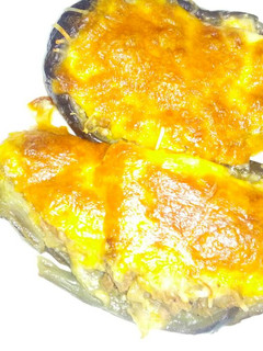 Una foto de Berenjena de carne y cheddar