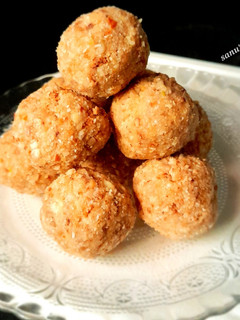 A picture of Oats And Nuts Laddu.