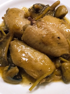 A picture of Braised chicken wings and mushrooms.