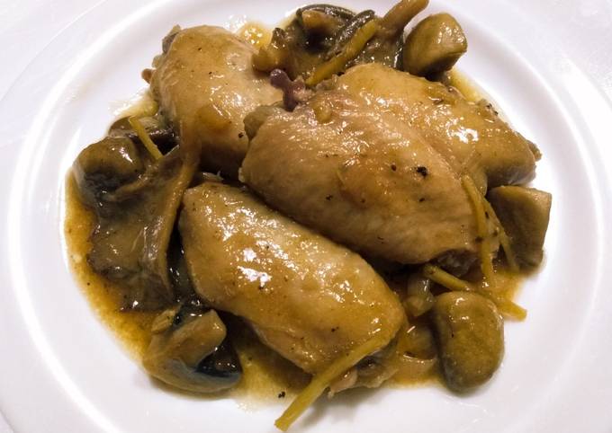 Braised chicken wings and mushrooms