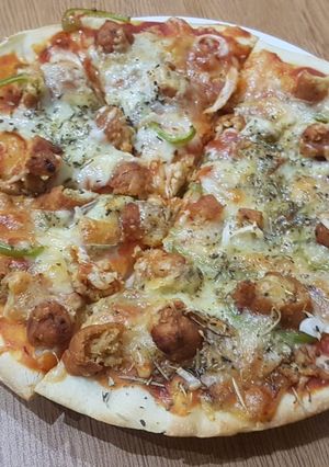 A picture of Thin Crust Seekh Kabab pizza.