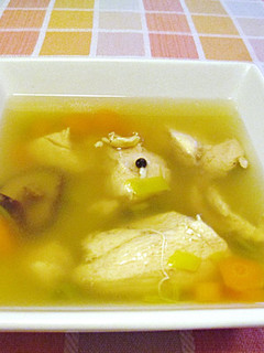 Una foto de Consomé de pechuga de pollo, shiitake y jengibre-fácil