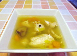 Foto principal de Consomé de pechuga de pollo, shiitake y jengibre-fácil
