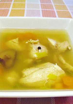 Foto principal de Consomé de pechuga de pollo, shiitake y jengibre-fácil