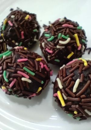 Foto resep Bola Cokelat - Daur Ulang Kue Tart