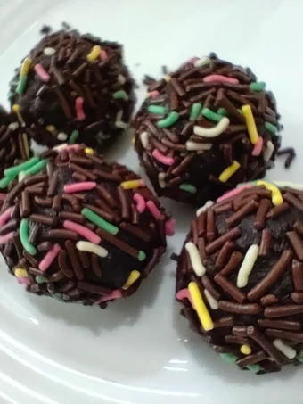 Cara Gampang Menyiapkan Resep  Bola Cokelat - Daur Ulang Kue Tart yang Enak, Lezat