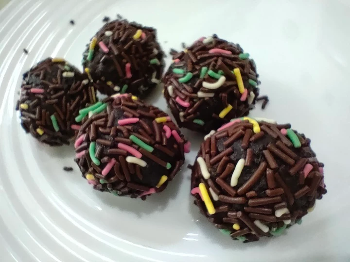 Cara Gampang Menyiapkan Resep  Bola Cokelat - Daur Ulang Kue Tart yang Enak, Lezat