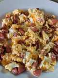 286. Huevos revueltos con salchicha