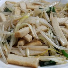 A picture of Chinese Stir Fry Bean spouts Hotbed Chives with fish cake 魚片炒銀芽.