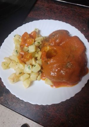 Una foto de Ossobuco en olla express con papas fritas al ajillo