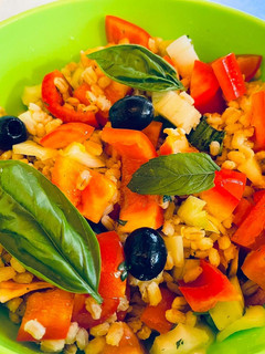 Foto di Insalata d’orzo perlato con verdure e olive