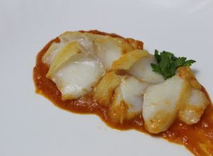 Una foto de Bacalao con tomate (Skrei) fácil y riquísima