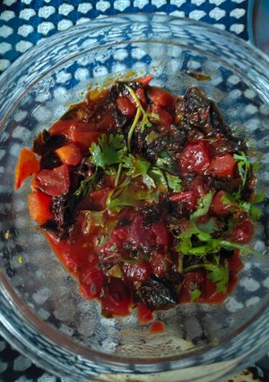 A picture of Lal saag tomato curry.