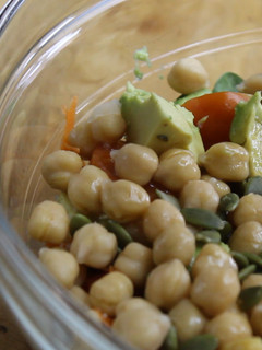 Una foto de 😉 Ensalada de garbanzos saludable en 5 min - 👉 Recetas Ensaladas Veganas