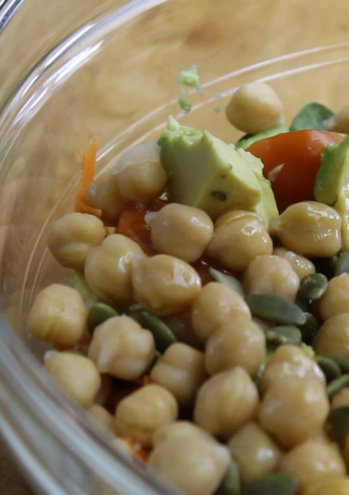 Una foto de 😉 Ensalada de garbanzos saludable en 5 min - 👉 Recetas Ensaladas Veganas