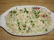 Una foto de ensalada de repollo con pimenton
