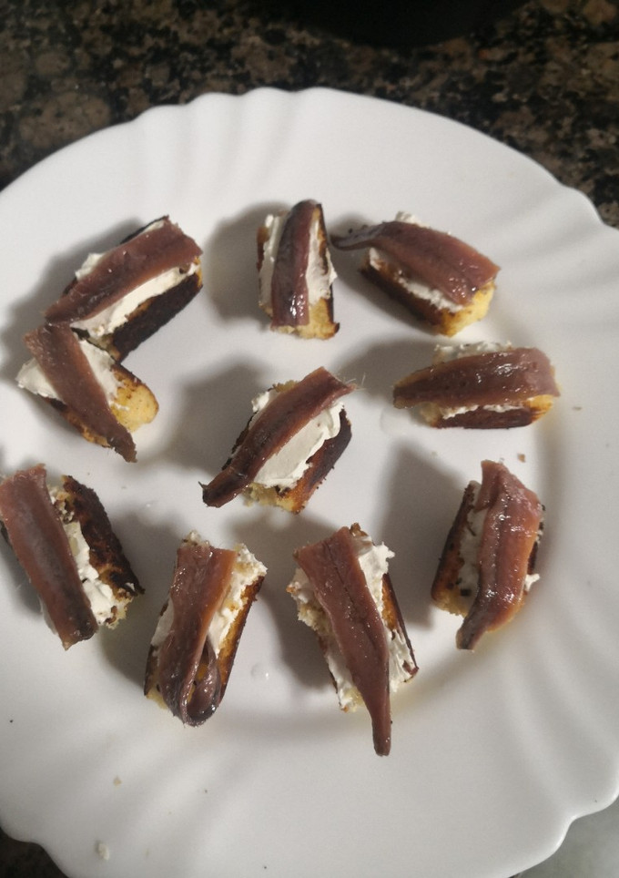 Una foto de Bocaditos de anchoa con queso y sobao