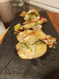 Una foto de Carpaccio de champiñón con aceite de trufa