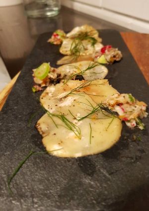 Una foto de Carpaccio de champiñón con aceite de trufa
