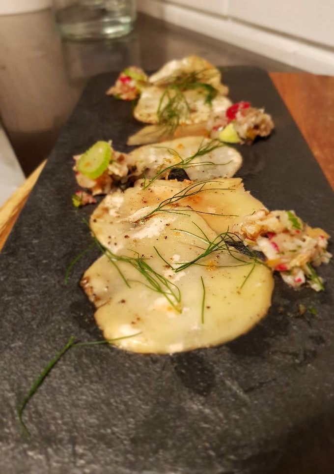 Una foto de Carpaccio de champiñón con aceite de trufa
