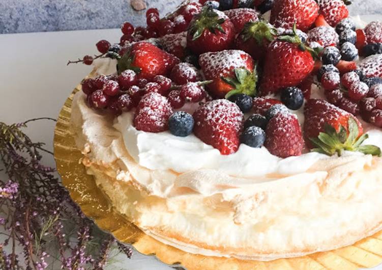 Recipe of Award-winning Pavlova de Frutos Vermelhos