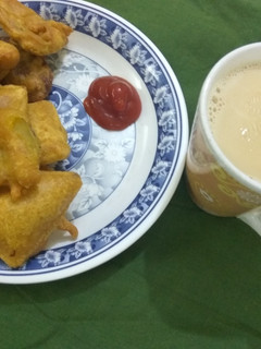 आलू और केले के पकौड़े (Aloo aur kele ke pakode recipe in Hindi) रेसिपी मुख्य फोटो