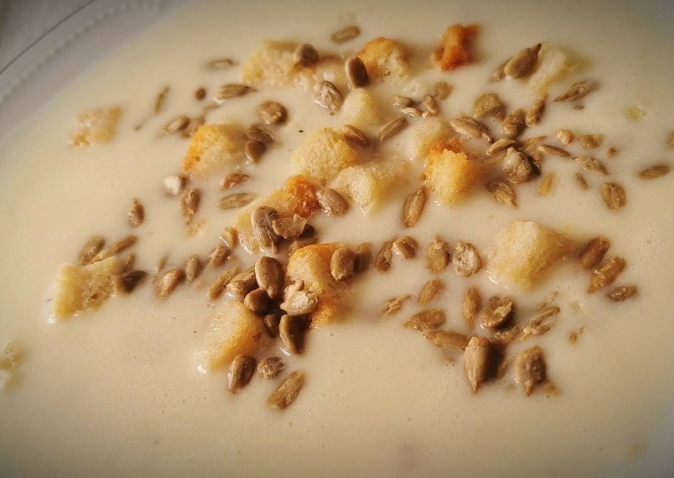 Crema de Calabacín, pipas y torreznos