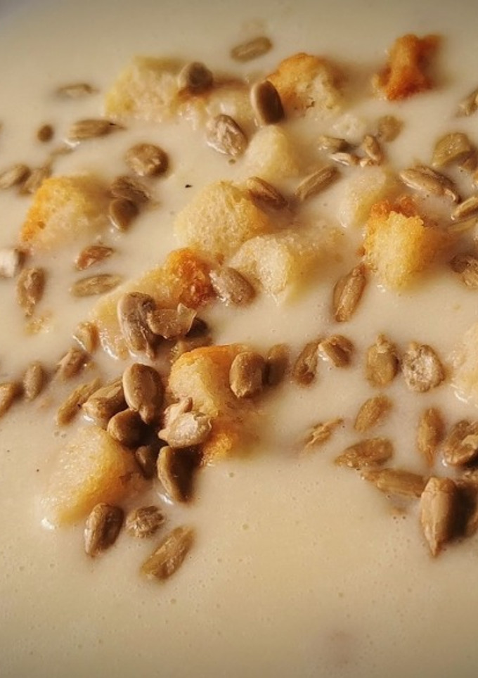 Una foto de Crema de Calabacín, pipas y torreznos
