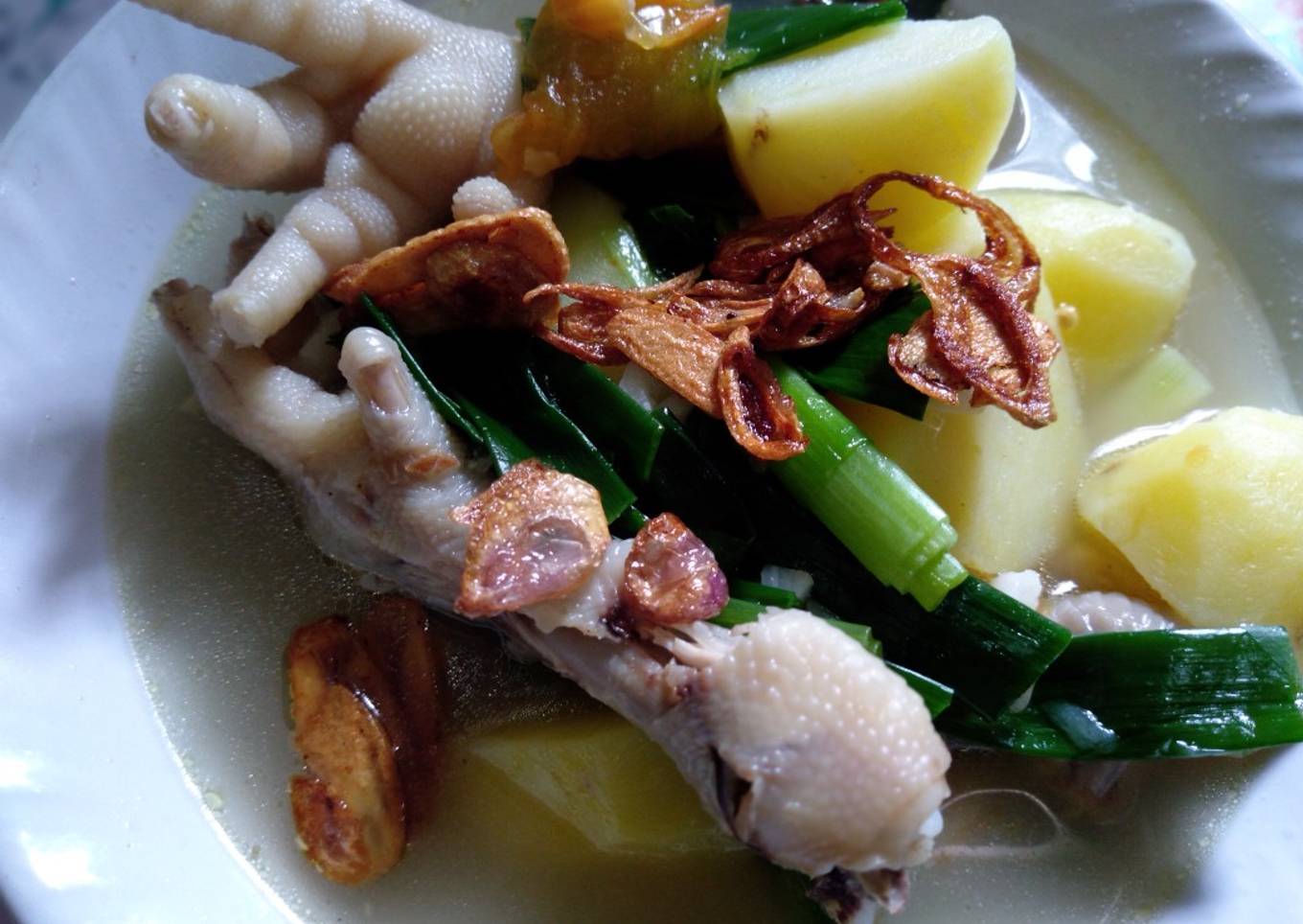 Sop (ceker) ayam kentang