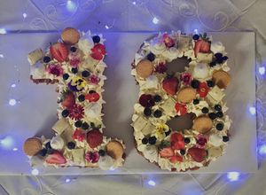 Una foto de NUMBER CAKE de galleta para cumpleaños 1️⃣8️⃣🎉🎊
