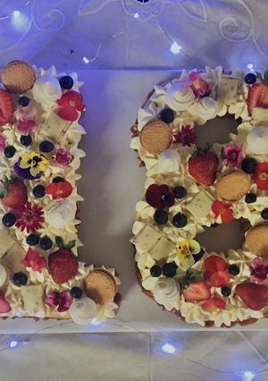 Una foto de NUMBER CAKE de galleta para cumpleaños 1️⃣8️⃣🎉🎊