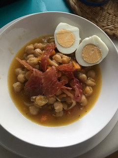 Una foto de Potaje de garbanzos calentito, que podría ser vegetariano 🌱