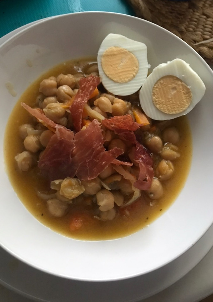 Una foto de Potaje de garbanzos calentito, que podría ser vegetariano 🌱