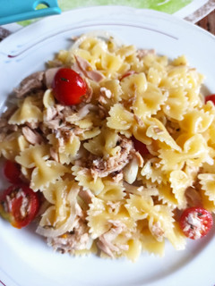 Una foto de Pasta fría con atún y cherrys (rapidita)
