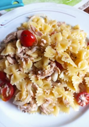 Una foto de Pasta fría con atún y cherrys (rapidita)