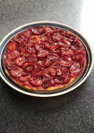 Une photo de Tatin aux prunes