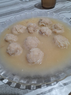 Una foto de Albóndigas de caldo con jamón