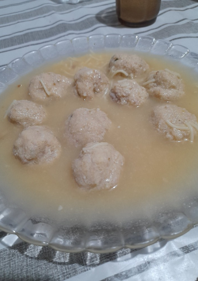 Una foto de Albóndigas de caldo con jamón