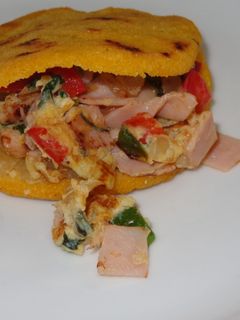 Una foto de Arepas con huevos revueltos y jamón