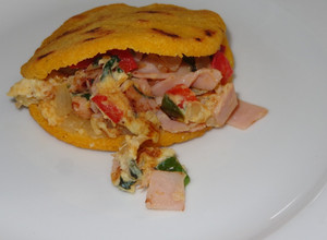 Una foto de Arepas con huevos revueltos y jamón