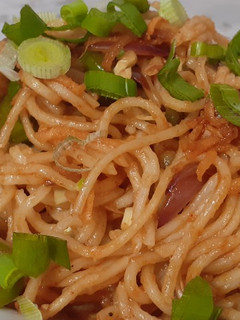 ચીલી ગાર્લિક નુડલ્સ (Chili Garlic Noodles Recipe in Gujarati) રેસીપી મુખ્ય ફોટો