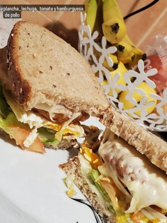 Una foto de Sándwich integral con huevo, lechuga, tomate y hamburguesa 😋